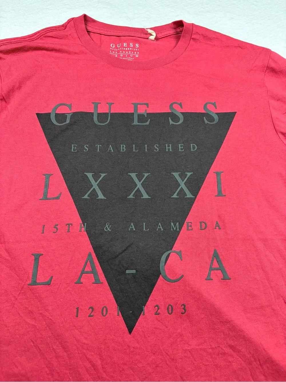 GUESS Jeans LA CA Graphic T Shirt Mens Medium Red Retro Triangle Logo 1981 - Picture 3 of 5